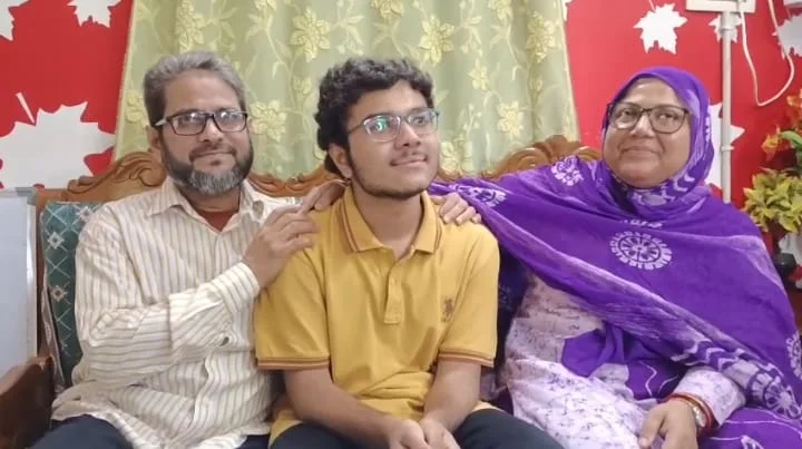 মাধ্যমিক পরীক্ষায় রাজ্যের মধ্যে দশম স্থান অধিকার করে মুখ উজ্জ্বল করল নদিয়ার কৃষ্ণনগর কলেজিয়েট স্কুলের ছাত্র তামিম মন্ডল 