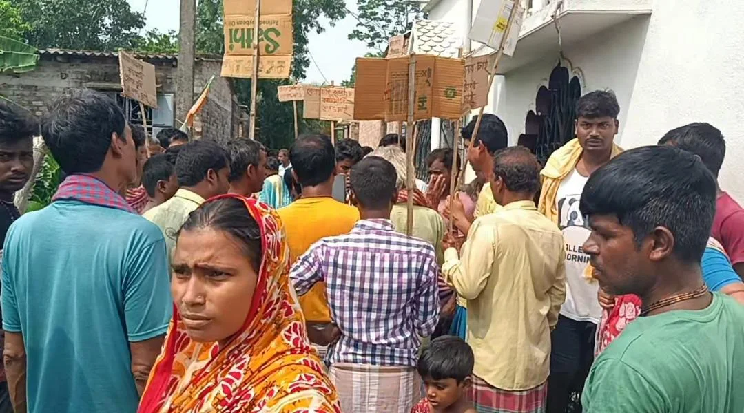 আবাস যোজনা ও কাটমানি ফেরতের দাবিতে কুলতলিতে তৃণমূল নেতার বাড়িতে বিক্ষোভ