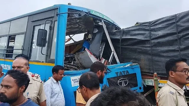 ময়নাগুড়িতে ভয়াবহ সড়ক দুর্ঘটনা, বাস-ট্রাকের সংঘর্ষে প্রাণ গেল ৫ জনের, আহত বহু