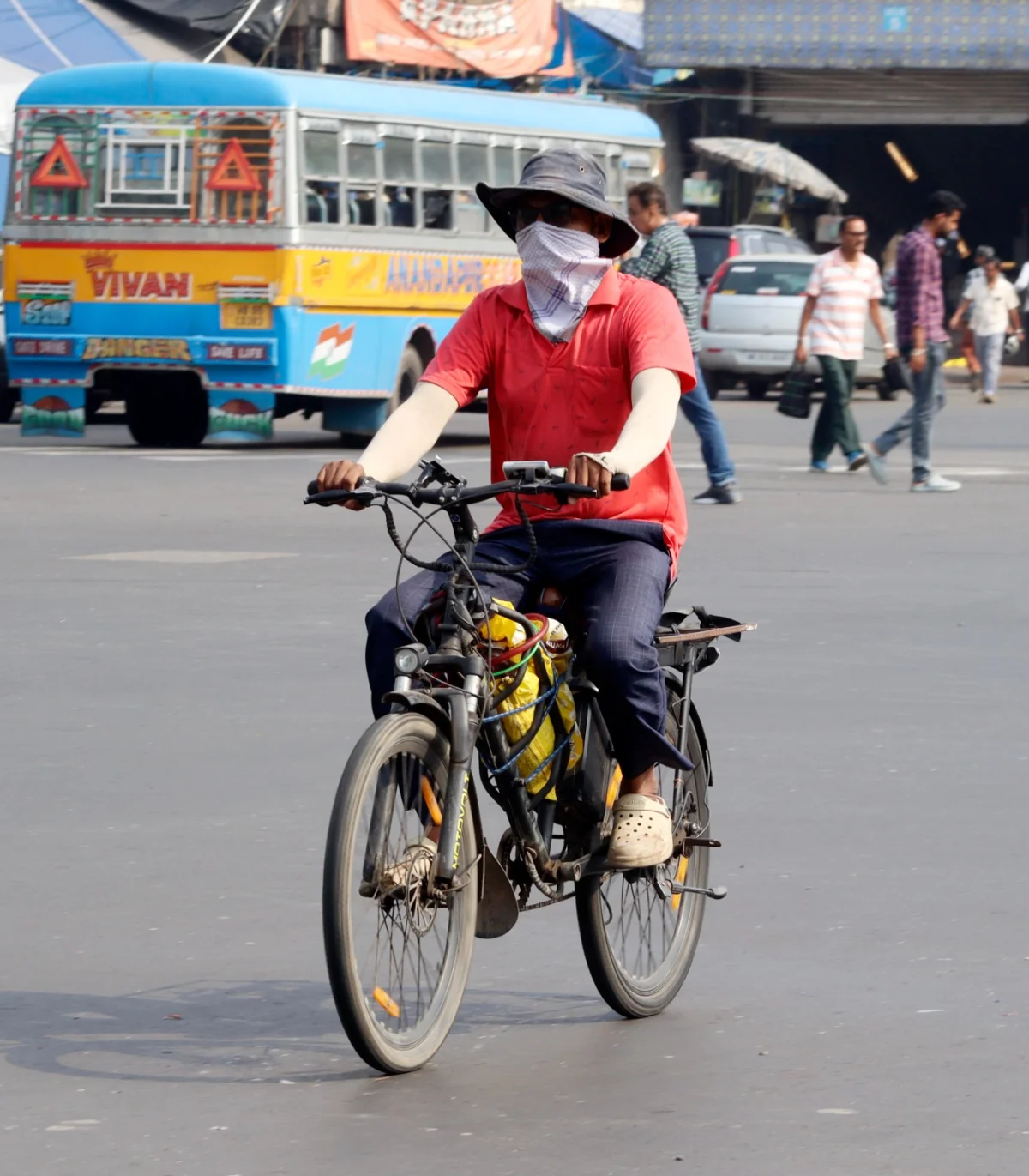 গরমে মুখ হাত ঢেকে রাস্তায়