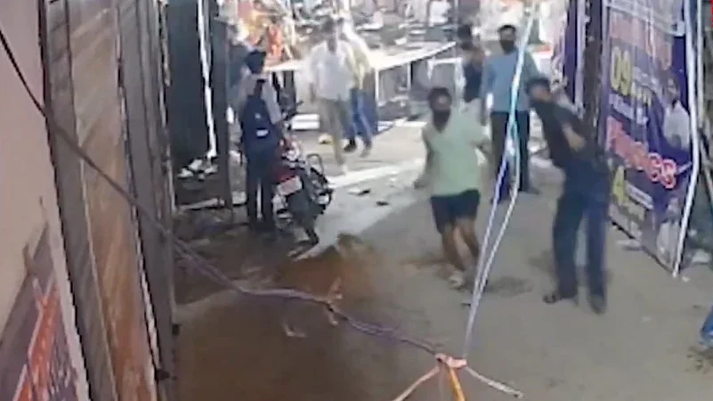 পাটনায় খান স্যারের কোচিং সেন্টারে দুষ্কৃতী তাণ্ডব: ভাঙচুর, বেধড়ক মারধর নিরাপত্তারক্ষীকে