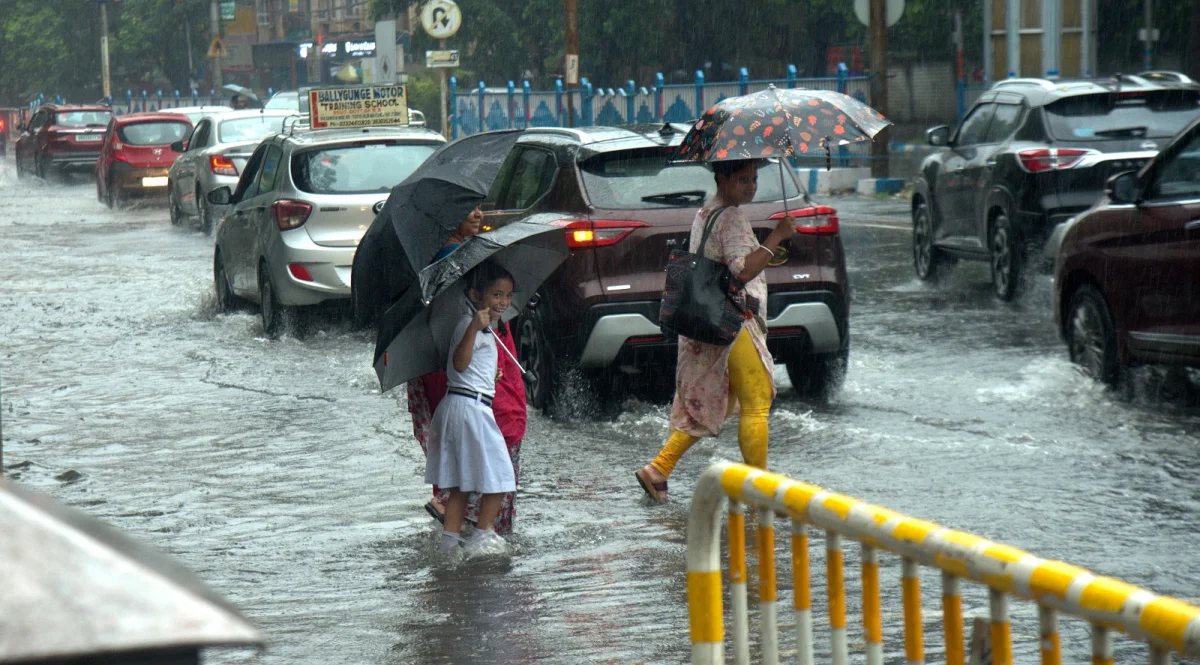 দাবাদহর জ্বালা ভুলিয়ে বৃষ্টি স্নাত কলকাতা
