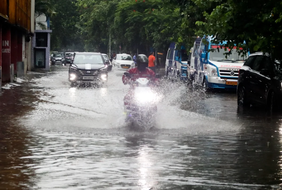 প্রবল বর্ষণে নাজেহাল উত্তরবঙ্গ, ধস-বন্যার আশঙ্কায় জারি লাল সতর্কতা