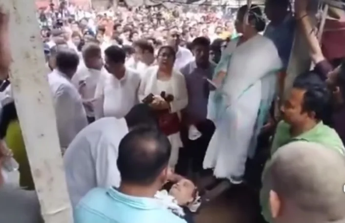 ধর্না মঞ্চে আচমকা অসুস্থ কুণাল ঘোষ, পাশে দাঁড়ালেন মমতা বন্দ্যোপাধ্যায় 