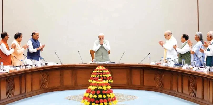 প্রধানমন্ত্রীকে ঝালমুড়ি মেখে খাওয়ালেন শুভেন্দু