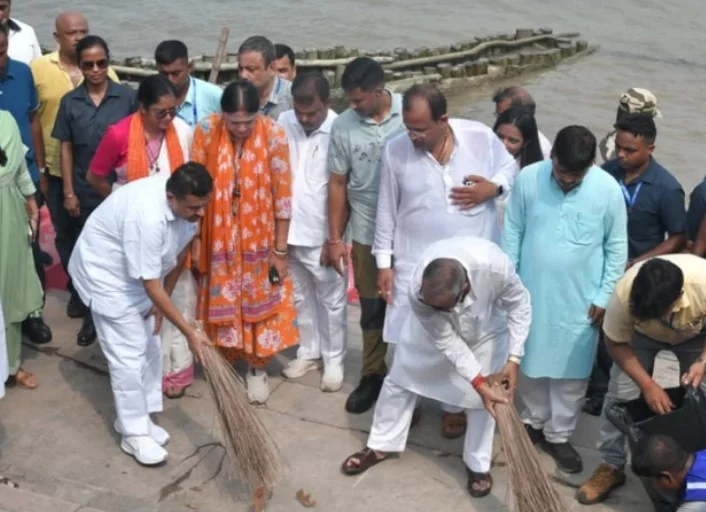 ঝাঁটা হাতে বাগবাজার ঘাটে মুখ্যমন্ত্রী শুভেন্দু, ‘স্বচ্ছ বাংলা’র বার্তা