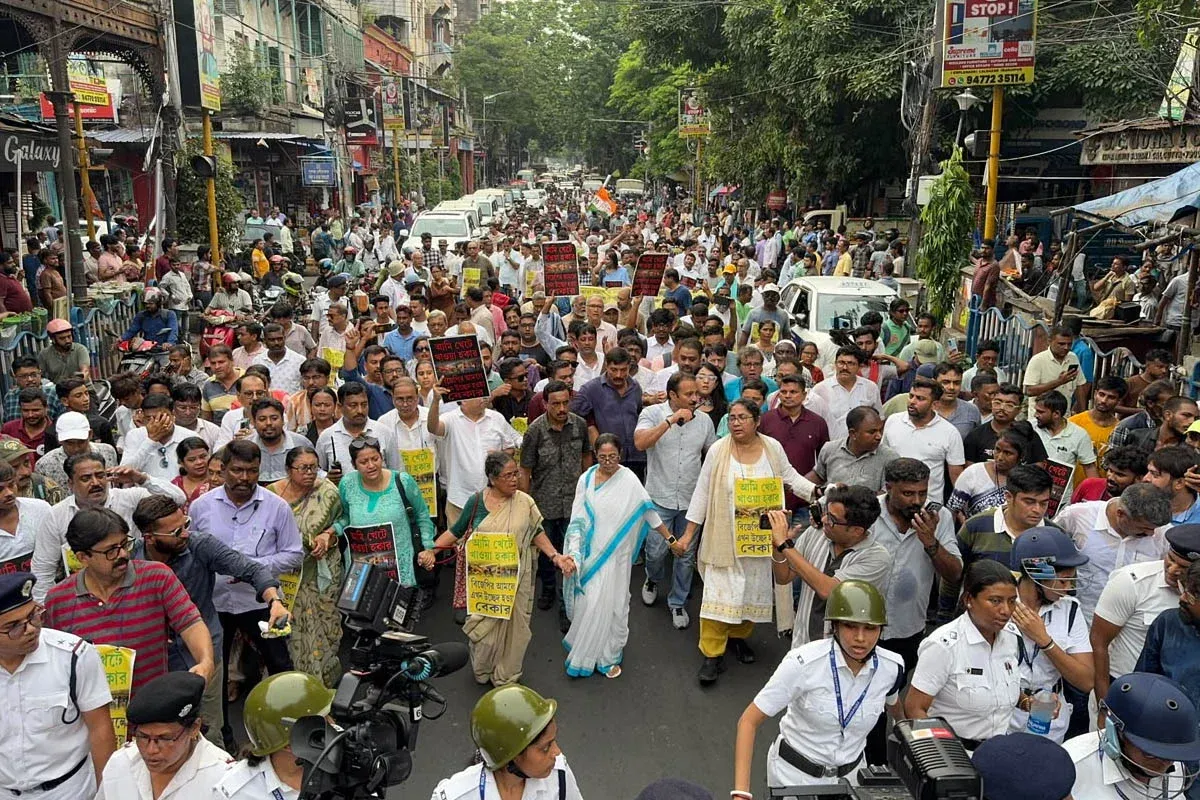 হকার উচ্ছেদ ইস্যুতে পথে নামলেন মমতা