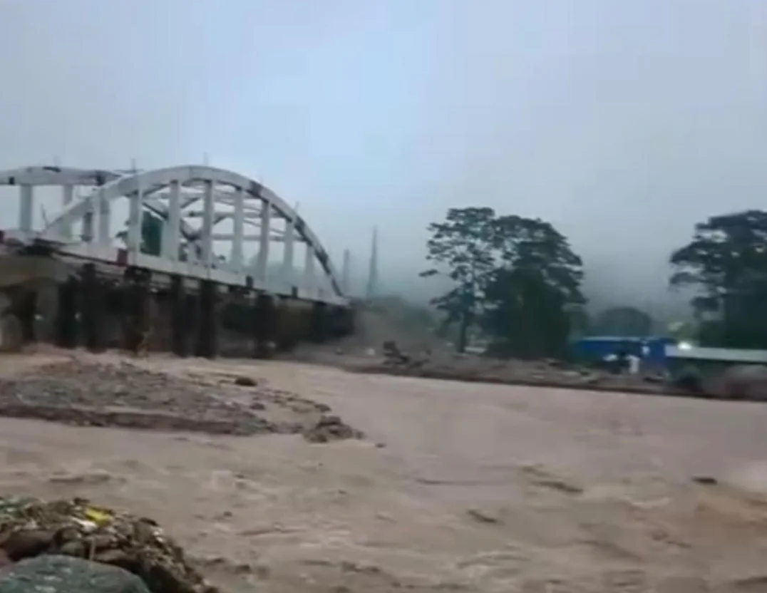 বালাসনের তোড়ে ভেসে গেল দুধিয়ার অস্থায়ী সেতু
