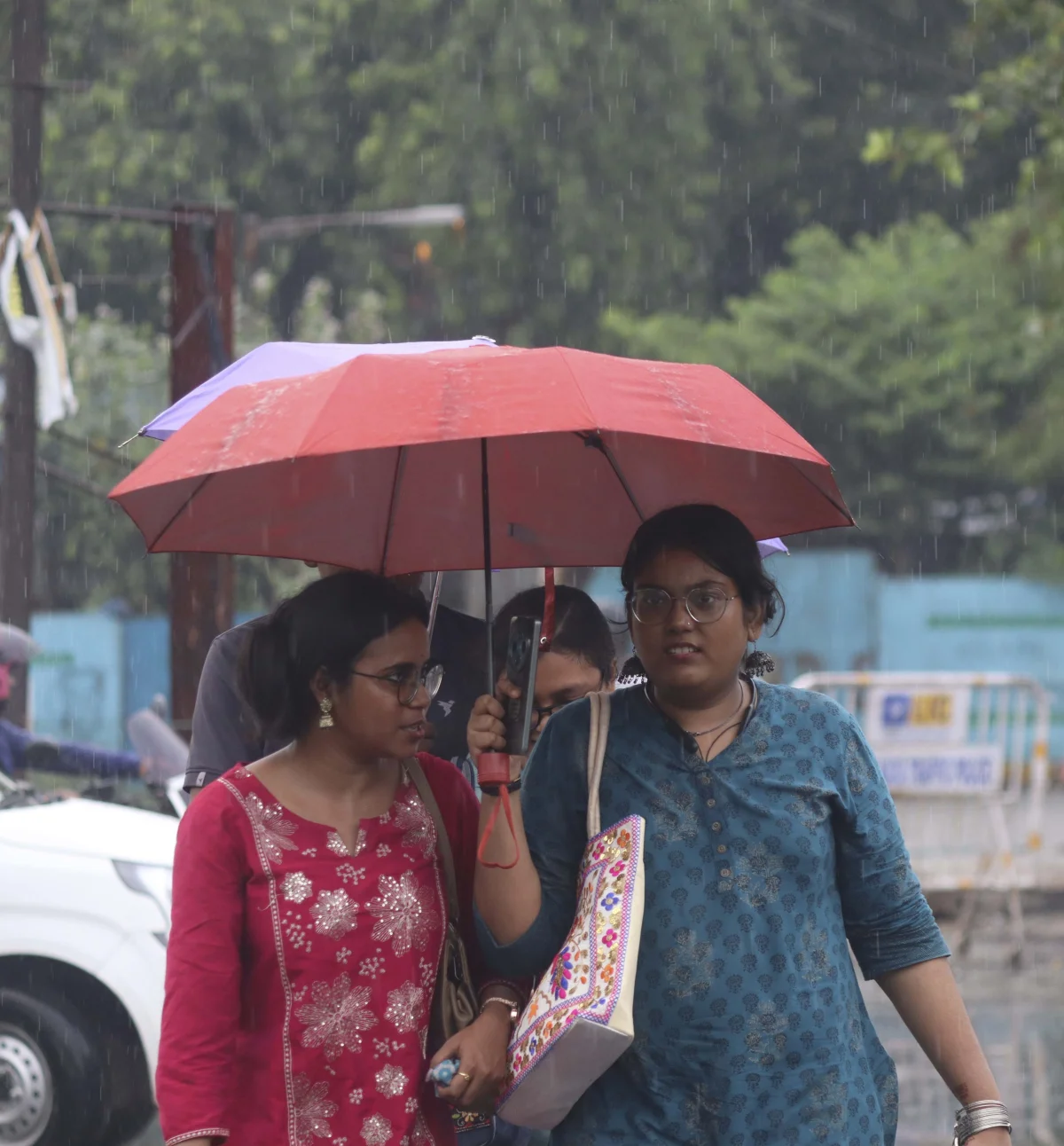 রবিবাসরীয় বিকেলে বৃষ্টিতে ভিজল তিলোত্তমা