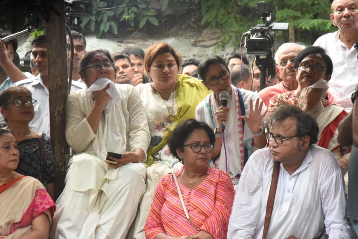 ধর্মতলায় মমতার কর্মসূচীতে বিশৃঙ্খলা, ভাষণ থামালেন তৃণমূল নেত্রী 
