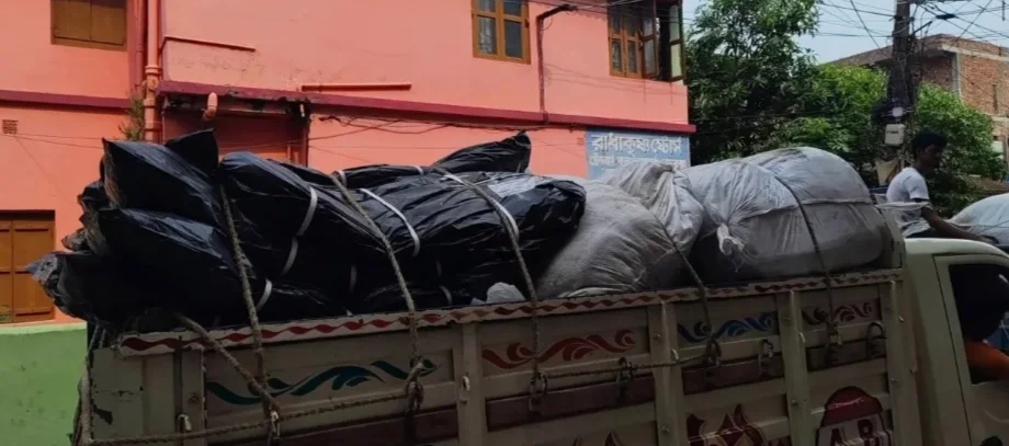তৃণমূল কাউন্সিলারের বাড়ি ও অফিস থেকে প্রচুর সরকারি ত্রাণ উদ্ধার সোনারপুরে