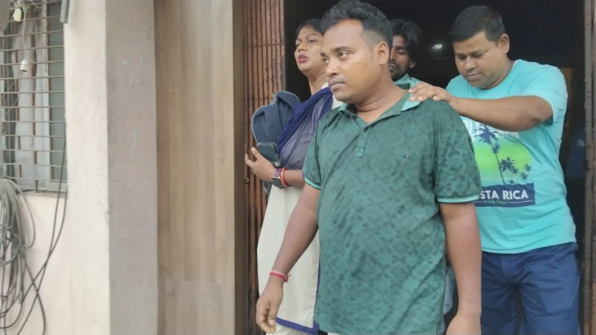 বেআইনি ভাবে দেশি মদ বিক্রির অভিযোগে গ্রেফতার ১