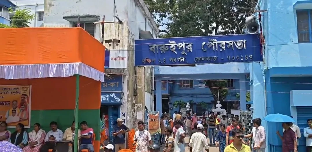 জলের সমস্যা, নিকাশি ও অবৈধ নির্মাণের প্রতিবাদে বারুইপুর পৌরসভার সামনে বিক্ষোভ বিজেপির