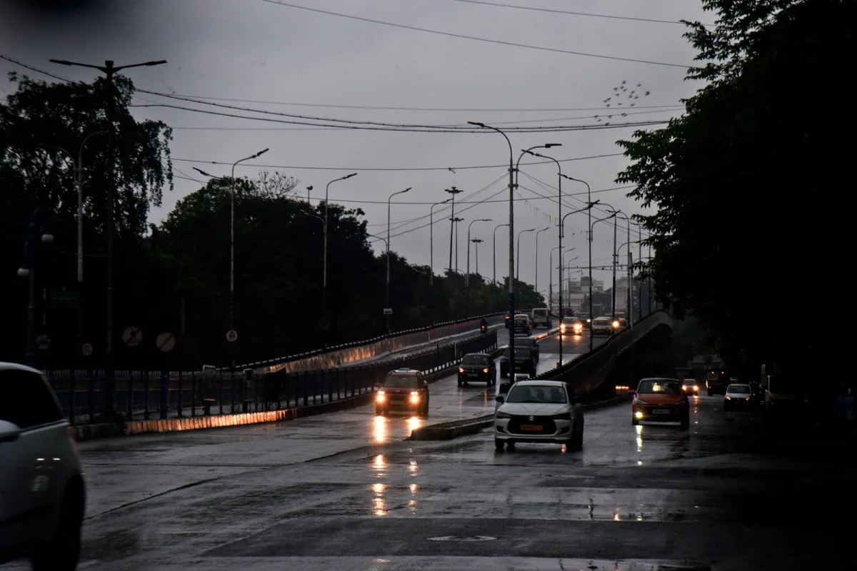 বর্ষার মেঘর চাদরে ঢাকা পড়ল শহর কলকাতা