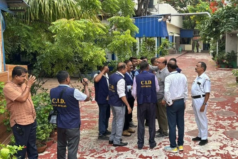 মমতার অফিসে ঢুকল সিআইডি: সই জাল কাণ্ডে তুঙ্গে বিতর্ক