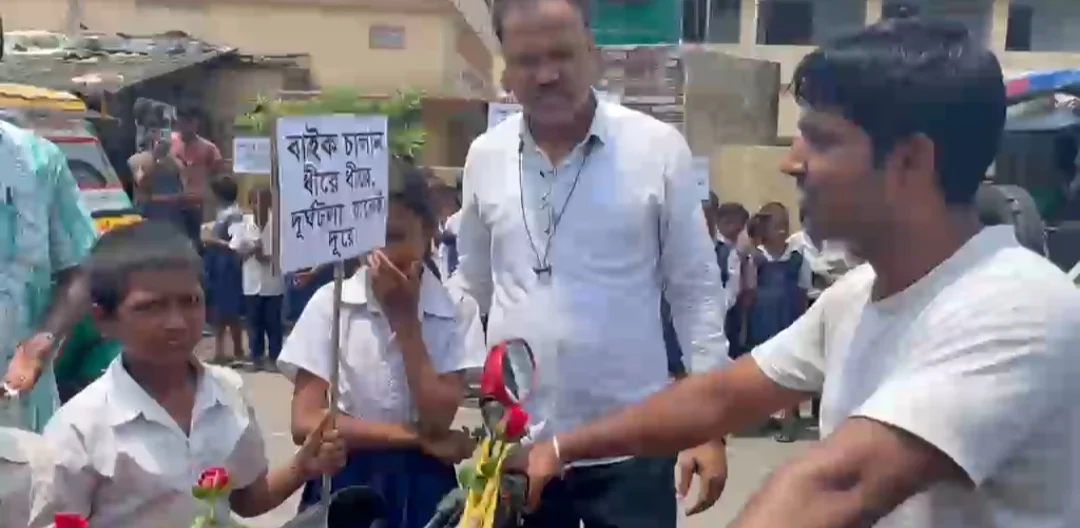 সড়ক নিরাপত্তা নিশ্চিত করতে খুদে পড়ুয়াদের অভিনব কর্মসূচি জয়নগরে