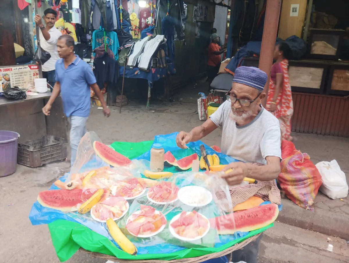 বিরাম নেই, রুটি-রুজির টানে ফল বিক্রিতে ব্যস্ত বৃদ্ধ