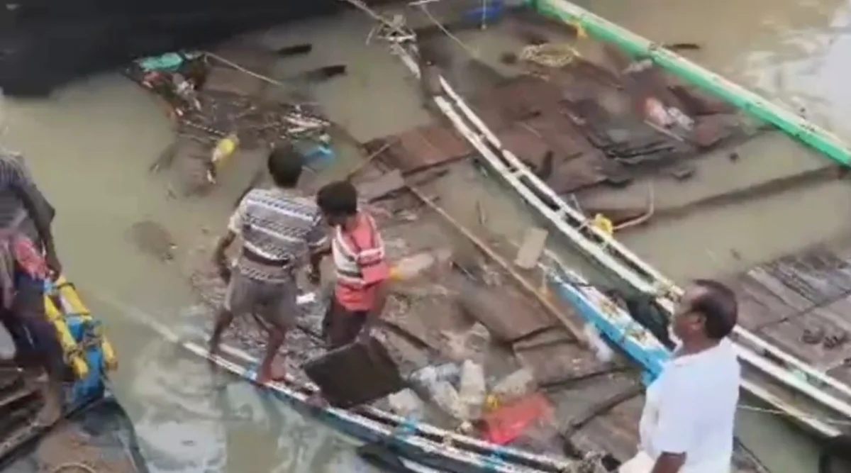 নামখানার নারায়ণপুর ফেরিঘাটে ফিশিং ট্রলারের ধাক্কায় ডুবে গেল তিন যাত্রীবাহী নৌকা
