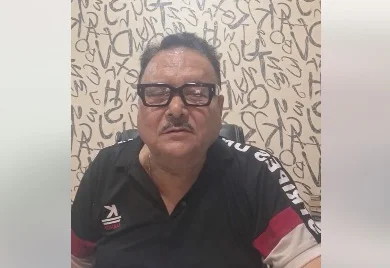 কামারহাটিতে বিক্ষোভের মুখে মদন মিত্র, গাড়ি ভাঙচুর ও ডিম ছোড়ার অভিযোগ