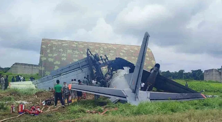 জোরহাটে অবতরণের সময় ভেঙে পড়ল ভারতীয় বায়ুসেনার এএন-৩২ বিমান 