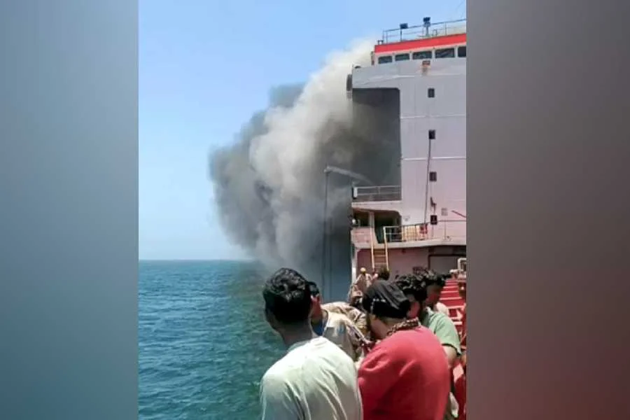ওমান উপকূলে ক্ষেপণাস্ত্রের আঘাতে ক্ষতিগ্রস্ত একটি ট্যাংকার থেকে ২৪ জন নাবিককে উদ্ধার করেছে ভারতীয় উপকূলরক্ষী বাহিনী