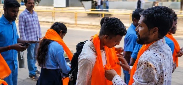 কর্ণাটকের হিজাবসহ অন্যান্য ধর্মীয় প্রতীক পরিধানের অনুমতি দেওয়ার বিরুদ্ধে হিন্দু সংগঠনগুলির গেরুয়া উত্তরীয় অভিযান
