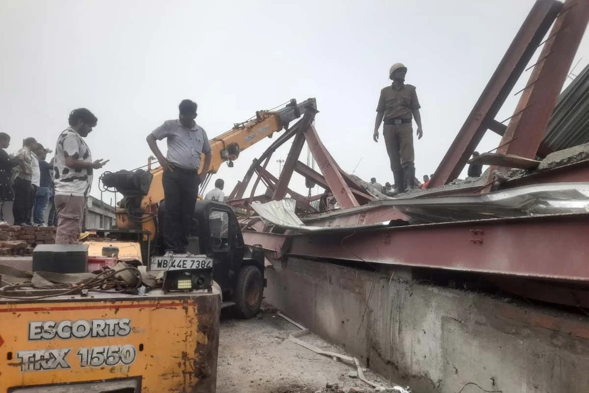 কলকাতার তারাতলায় ভয়াবহ গুদামে ধস, মৃত ১, ধ্বংসস্তূপের নিচে আটকে অনেকে