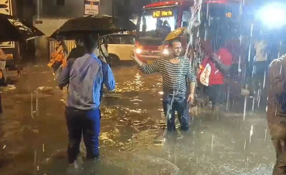 বৃষ্টিতে বিপর্যস্ত বাণিজ্য নগরী: মুম্বইয়ে বৃষ্টির তাণ্ডবে মৃত ১৩, জারি রেড অ্যালার্ট