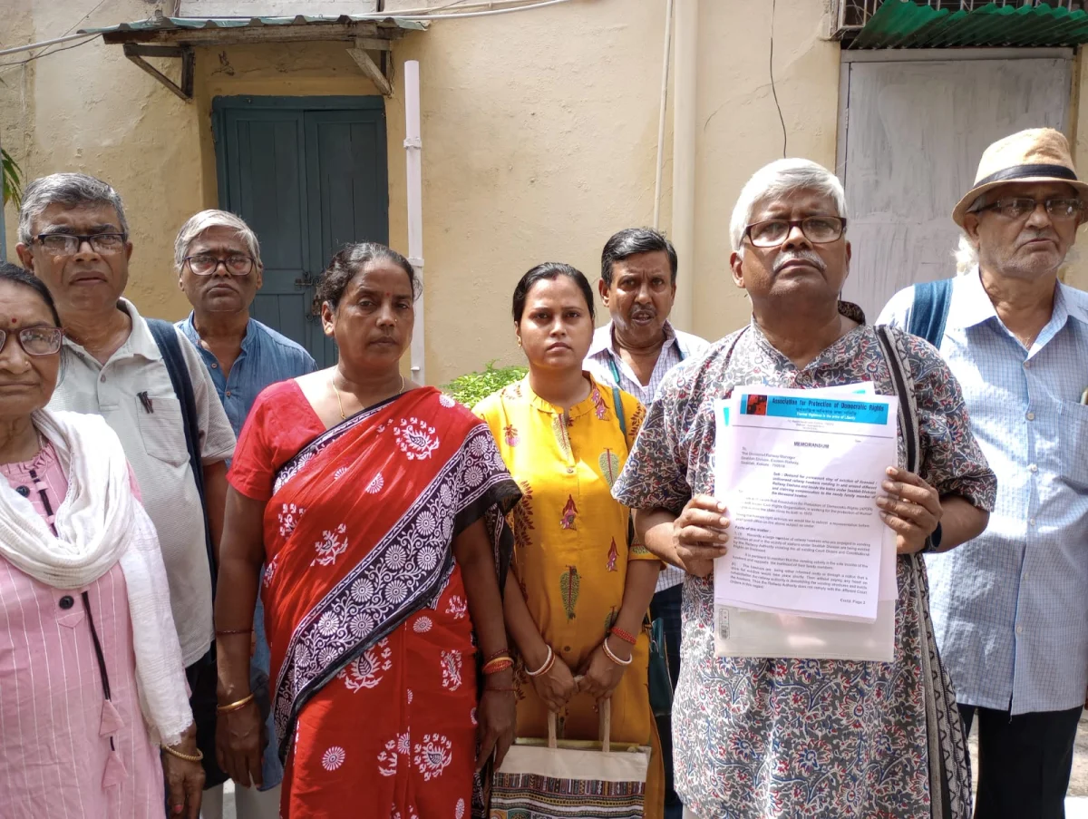 হকারদের সাংবিধানিক অধিকার রক্ষায় শিয়ালদহ ডিআরএমকে স্মারকলিপি দিল এপিডিআর