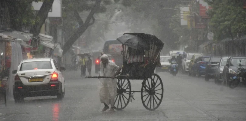 ওড়িশামুখী নিম্নচাপে বৃষ্টির খামতি দক্ষিণবঙ্গে, শনিবার থেকে উত্তরবঙ্গে ভারী থেকে অতিভারী বর্ষণের সতর্কতা