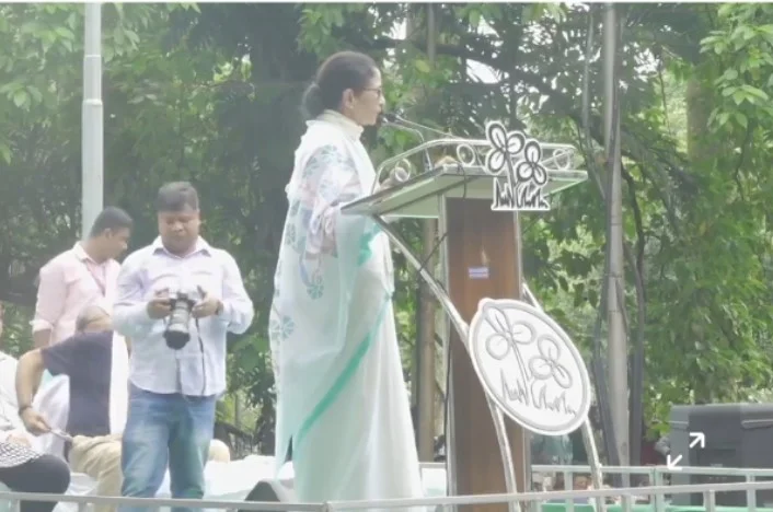‘আপনাদের আর প্রয়োজন নেই, ধনে-মানে-প্রাণে ভালো থাকুন’—ঋতব্রত শিবিরকে কড়া বার্তা মমতা বন্দ্যোপাধ্যায়ের