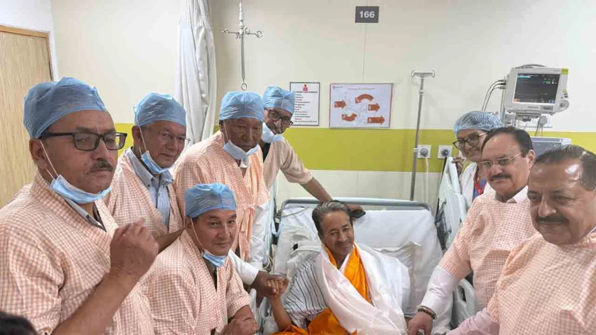 প্রশ্নফাঁস রুখতে কড়া আইনের আশ্বাস প্রধানমন্ত্রীর, ২৭ দিনের অনশন ভাঙলেন সোনম ওয়াংচুক, সরানো হল কেন্দ্রীয় শিক্ষা সচিবকে 