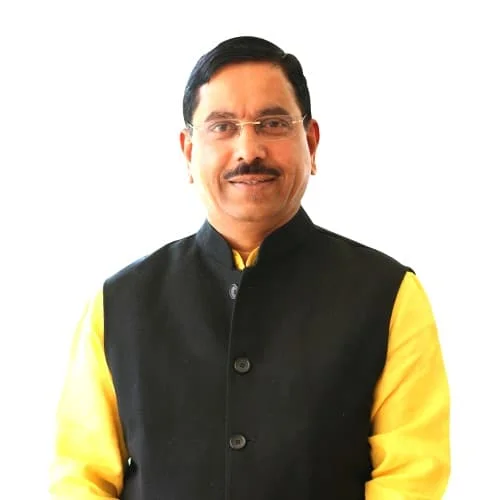 ‘সাধ্যমতো ও নিষ্ঠার সঙ্গে দায়িত্ব পালন করব’— শিক্ষা মন্ত্রকের দায়িত্ব পেয়ে প্রথম প্রতিক্রিয়া প্রহ্লাদ জোশীর