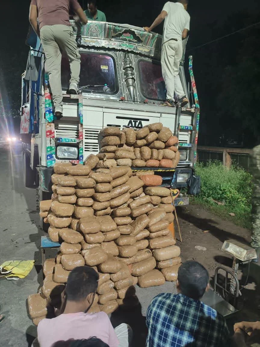 ‘পুষ্পা’ স্টাইলে পাচার! লরির গোপন কুঠুরি থেকে ৩২২ কেজি গাঁজা উদ্ধার, ধৃত ৭; পুলিশের সাফল্যে মুখ্যমন্ত্রীর অভিনন্দন