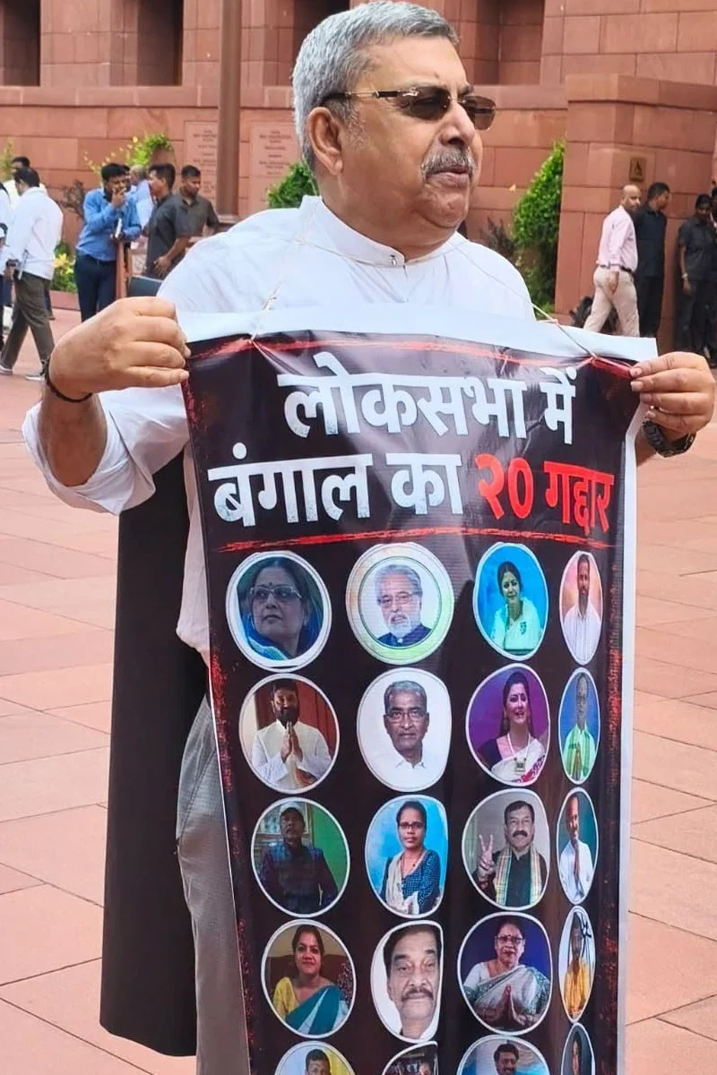 তৃণমূলের বিক্ষুব্ধ ২০ সংসদের ছবি হাতে সংসদ চত্বরে একাই গর্জন কল্যাণের, প্রিয়াঙ্কার সঙ্গেও কথা