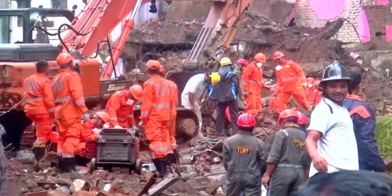 মুম্বইয়ের কাছে মেরামতির কাজ চলাকালীন ভেঙে পড়ল চারতলা বাড়ি, মৃত্যু ৫