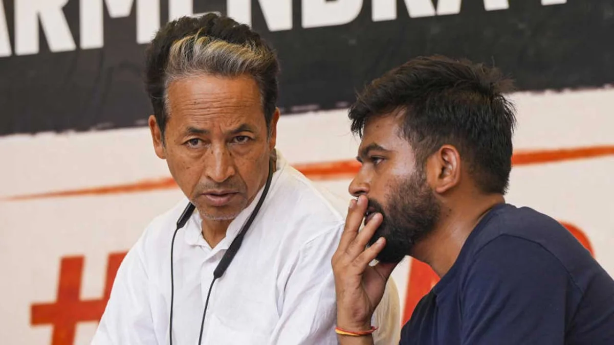 সোনম ওয়াংচুকের অনুরোধে অনশন ভাঙলেন সিজেপি প্রধান, যন্তর মন্তরে উপবাসে ইতি তিন পড়ুয়ারও