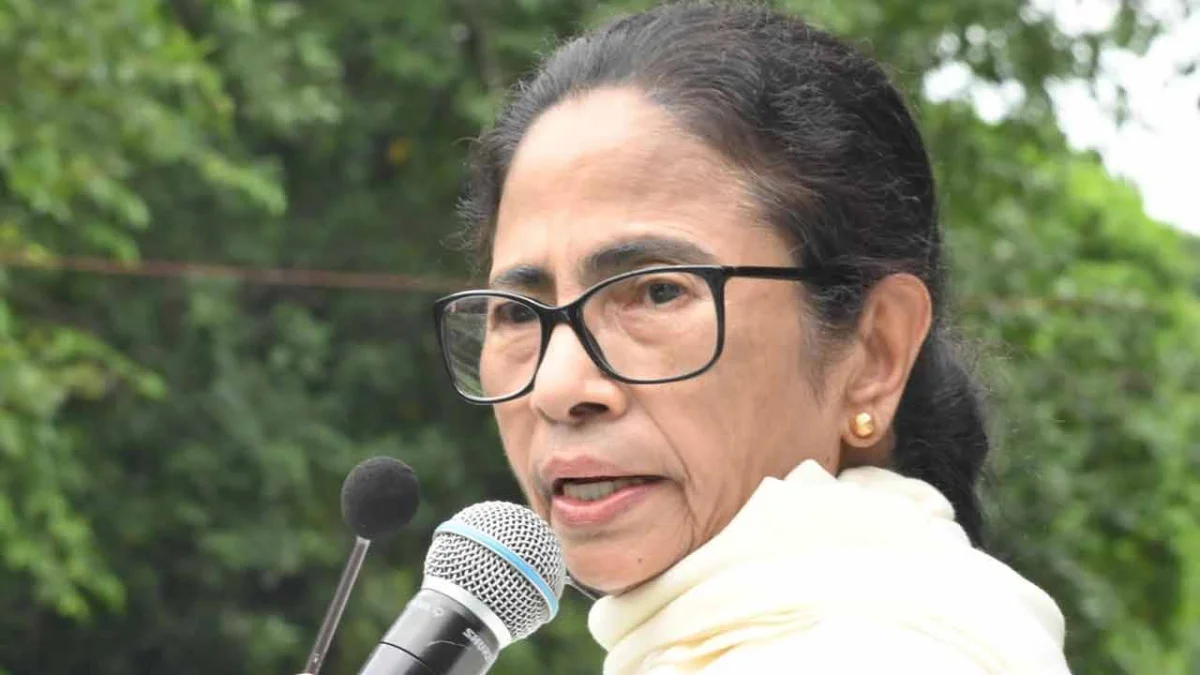 ক্ষমতা হারিয়ে একুশের মঞ্চ থেকে মরিয়া বাম-কংগ্রেসকে জোট হওয়ার বার্তা মমতার