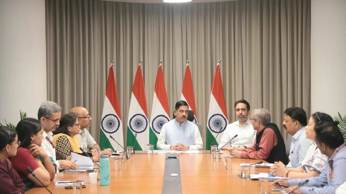 শিক্ষামন্ত্রকের দায়িত্ব নিলেন প্রহ্লাদ জোশী, প্রশ্নফাঁস বিতর্কের মাঝেই নতুন চ্যালেঞ্জ