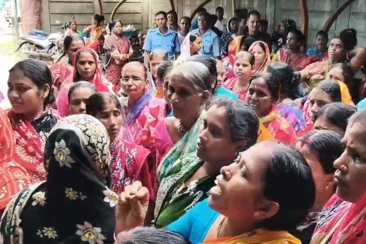 অন্নপূর্ণা ভাণ্ডারের টাকা না পেয়ে ডায়মন্ড হারবারে বিক্ষোভ মহিলাদের