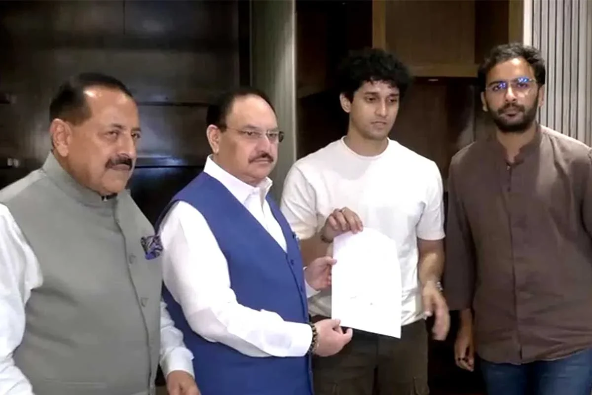 কেন্দ্র-ককরোচ বৈঠক, শিক্ষামন্ত্রীর ইস্তফা নিয়ে কাটল না জট, সিদ্ধান্ত নিতে আরও সময় চাইল সরকার