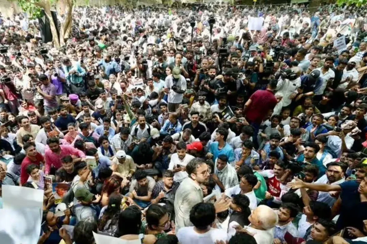 নাড্ডার সঙ্গে বৈঠকের পরেও কাটল না জট, শিক্ষামন্ত্রীর ইস্তফার দাবিতে মঙ্গলবারও সংসদ অভিযানের হুঁশিয়ারি ককরোচ পার্টির