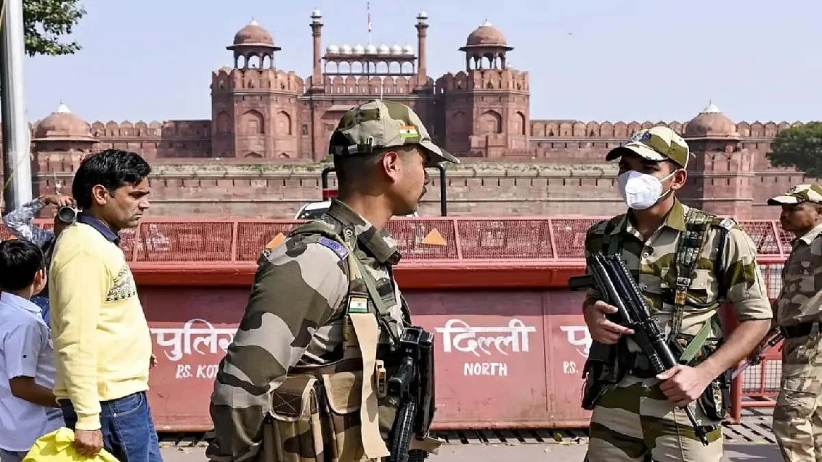 দিল্লির সচিবালয়, লালকেল্লা ও দুটি স্কুলে বোমাতঙ্ক, তল্লাশিতে মিলল না কিছুই