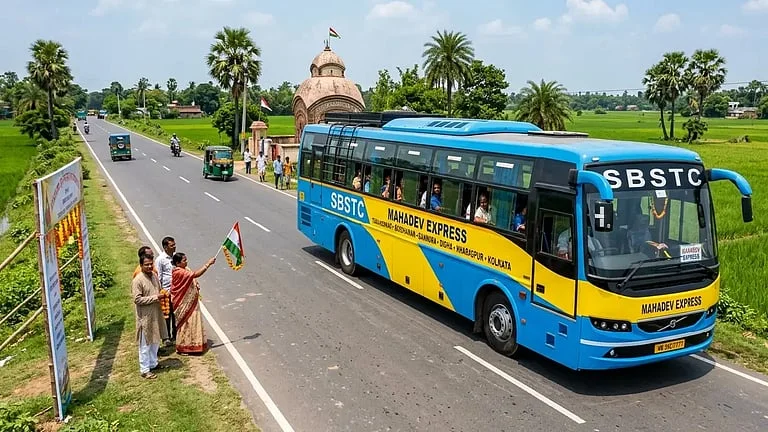 দীর্ঘ প্রতীক্ষার অবসান ঘটিয়ে তারকেশ্বরে চালু ‘মহাদেব এক্সপ্রেস’, সরকারি বাস মিলবে পাঁচ রুটে
