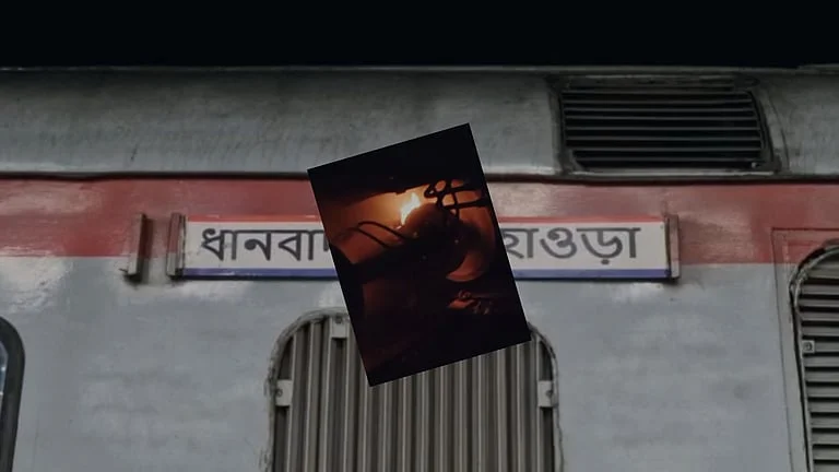 ব্ল্যাক ডায়মন্ড এক্সপ্রেসে ধোঁয়ায় আগুনের আতঙ্ক, অল্পের জন্য রক্ষা পেলেন যাত্রীরা