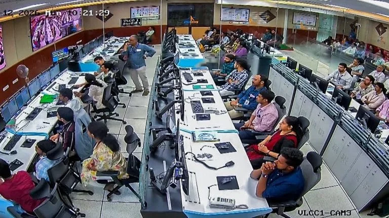 ইসরোতে গণ-স্বেচ্ছাবসরের হিড়িক! গগনযান সহ গুরুত্বপূর্ণ মিশন বাঁচাতে কড়া পদক্ষেপ কেন্দ্রের