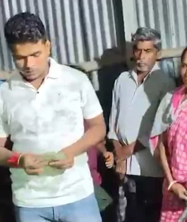 ৩৩ জনের হাতে কাটমানি নেওয়ার টাকা ফেরত দিলেন ক্যানিং এর এক তৃনমূল পঞ্চায়েত সদস্য