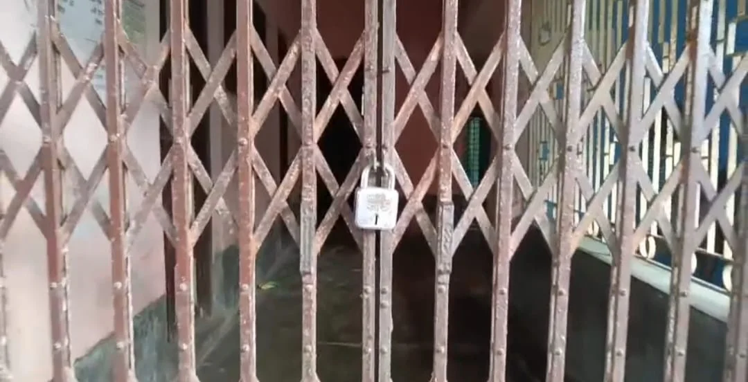 দুর্নীতির অভিযোগে প্রধান ঘেরাও মগরাহাটে 