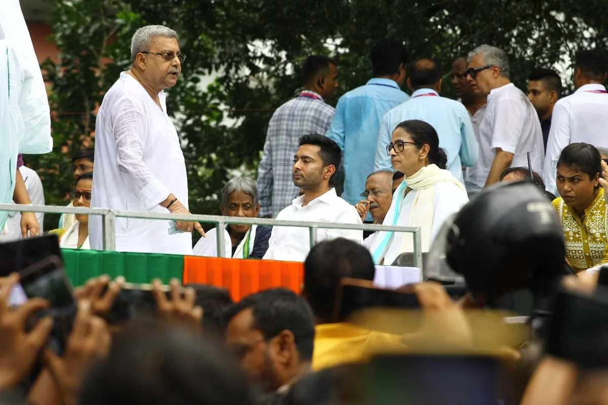 একুশের মঞ্চে অপমানের জেরে ফেসবুকে ক্ষোভপ্রকাশ কল্যাণের, প্রকাশ্যে কালীঘাট তৃণমূলের কোন্দল