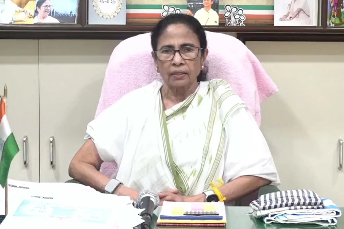 "কে ছেড়ে গেল, তাতে কিছু যায় আসে না," ফেসবুক লাইভে এসে ঋতব্রত শিবিরকে বার্তা মমতার 